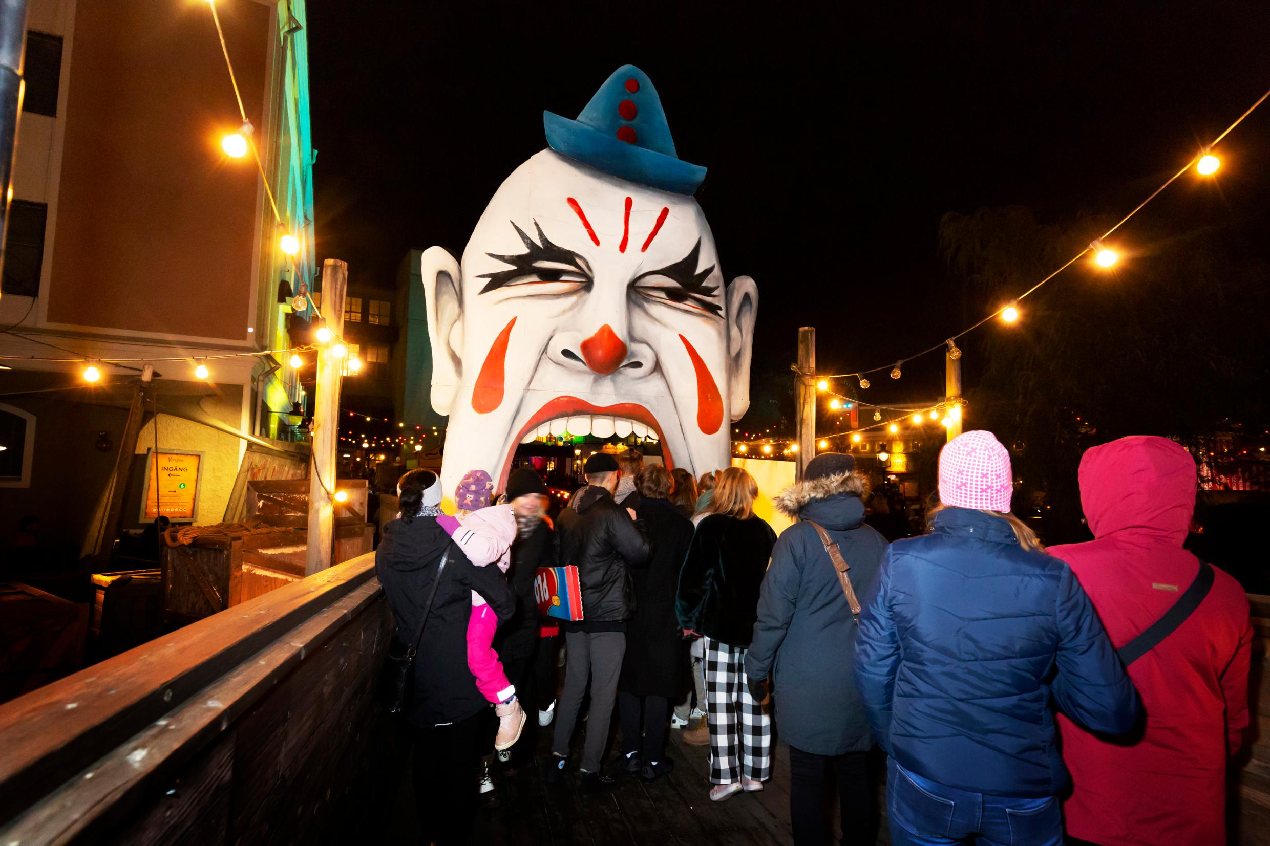 Посетители в парке аттракционов.